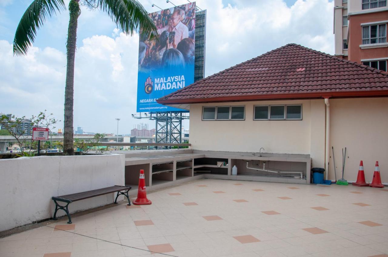 Five H Family Service Apartment Seri Kembangan Esterno foto