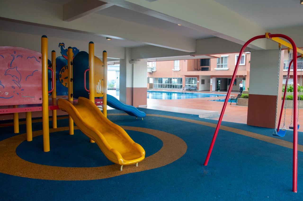 Five H Family Service Apartment Seri Kembangan Esterno foto