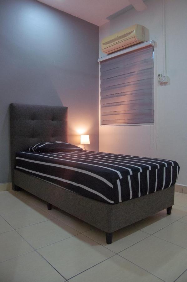 Five H Family Service Apartment Seri Kembangan Esterno foto