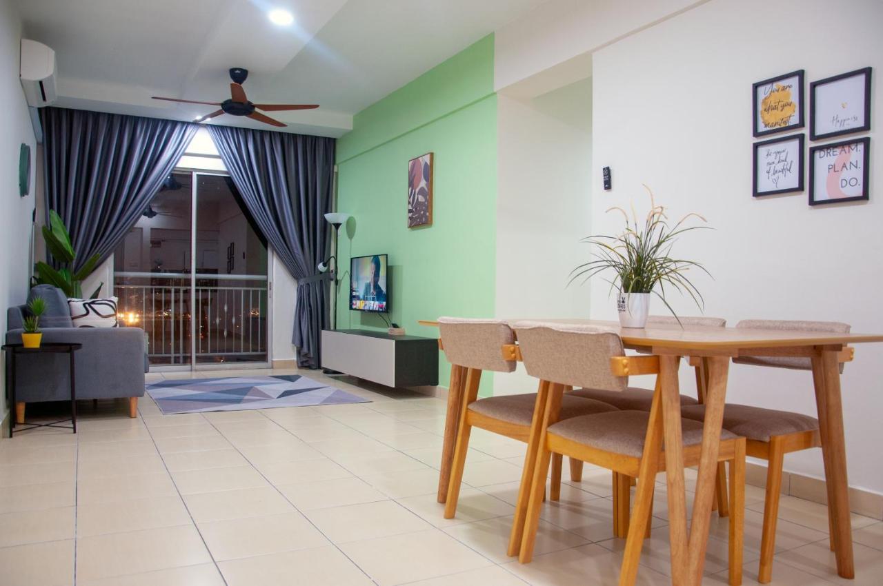 Five H Family Service Apartment Seri Kembangan Esterno foto