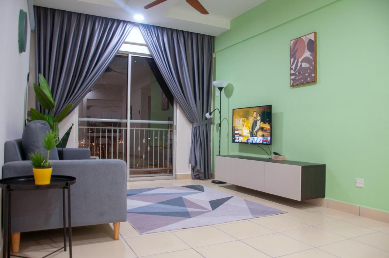 Five H Family Service Apartment Seri Kembangan Esterno foto